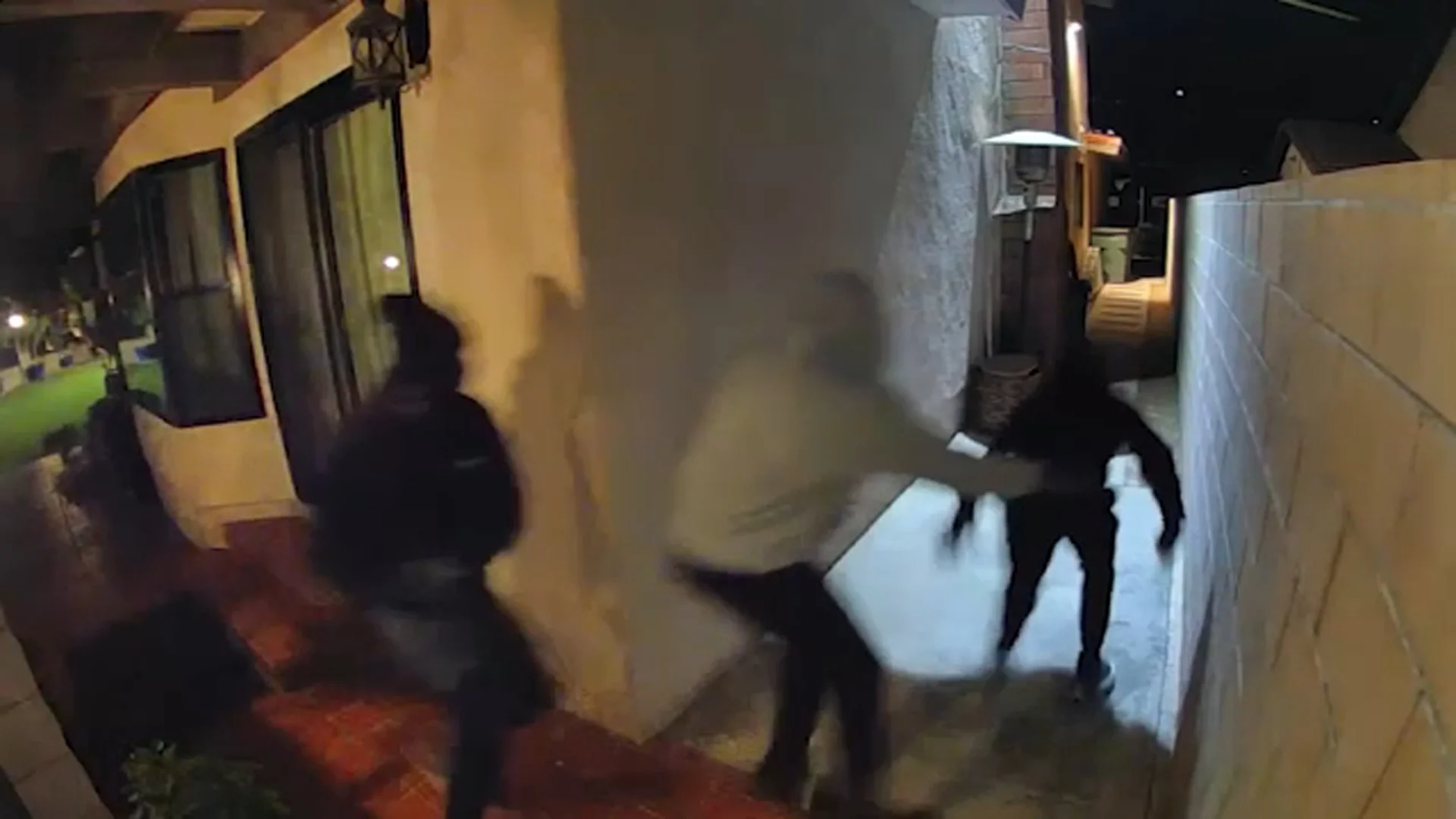 Foiled break-in caught on camera at Pasadena home as would-be burglars flee