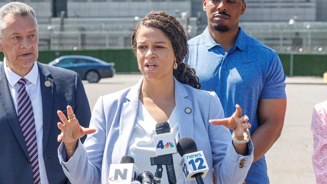 Lawmakers make surprise visit to Nassau jail as law banning ICE-county agreements looms