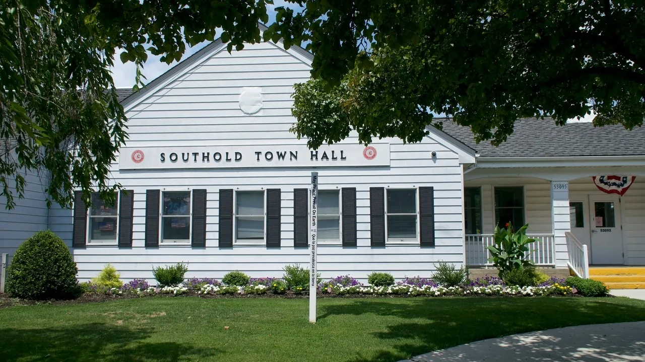 Southold immigration policy debate focuses on police presence, communication