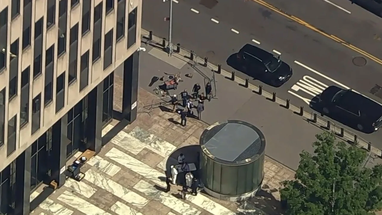 1 in custody after small explosion outside federal building in Manhattan