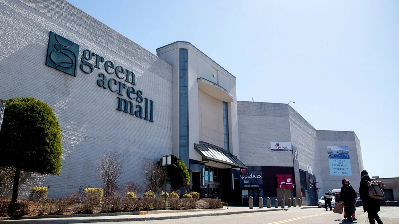Bohemia man took money to renovate Green Acres Mall storefront and never did the work, police say
