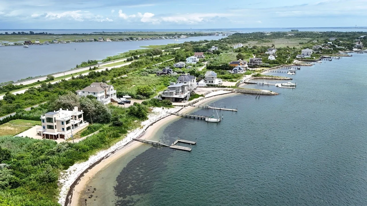 In Oak Beach, a rising tide of discord over a community dock