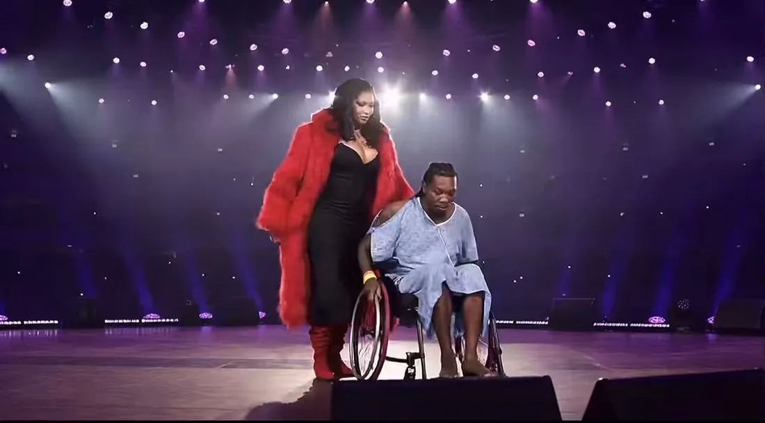 Offset sur scène en fauteuil roulant : retour marquant après la fusillade