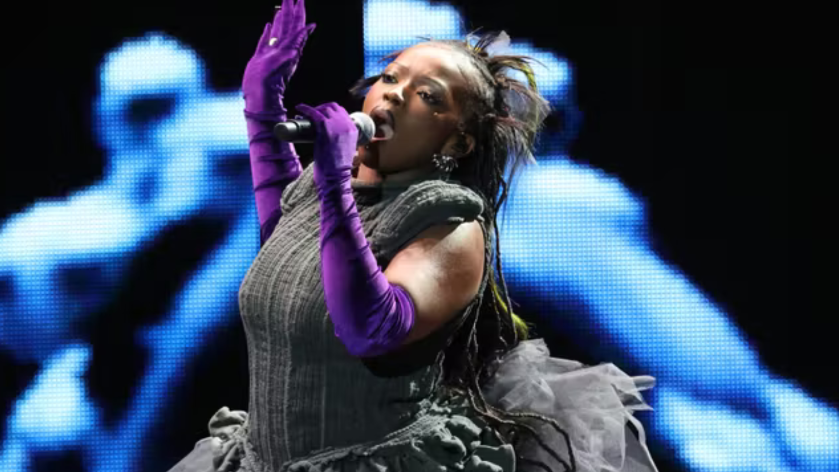 « Style, énergie et déhanché de feu… Theodora a mis le Zénith de Nantes à genoux devant une salle comble et survoltée ! »